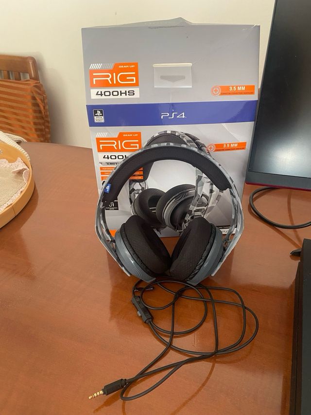 PS4 + Monitor AOC + 2 Mandos + Auriculares + Silla