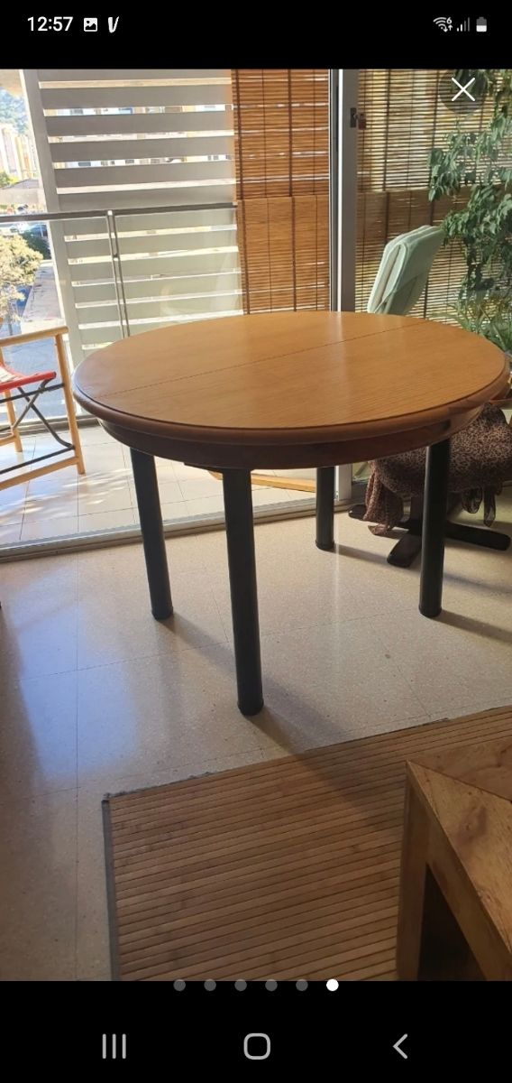 Mesa redonda de madera y metal