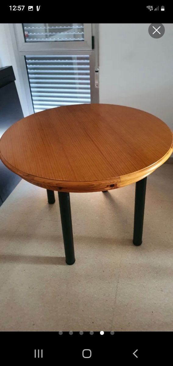 Mesa redonda de madera y metal