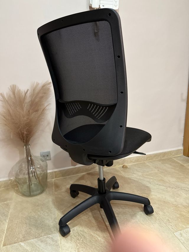 Silla de oficina negra con apoyo lumbar