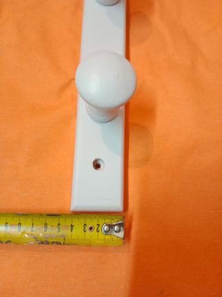 Perchero de pared blanco de madera