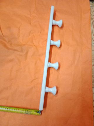 Perchero de pared blanco de madera