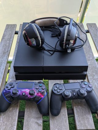 PS 4 (500gb) + auriculares + 2 mandos + juegos