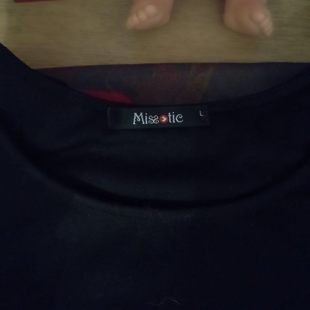 Vestido negro con estampado floral