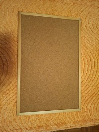 Tablero de corcho con marco de madera. Nuevo.