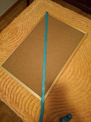 Tablero de corcho con marco de madera. Nuevo.