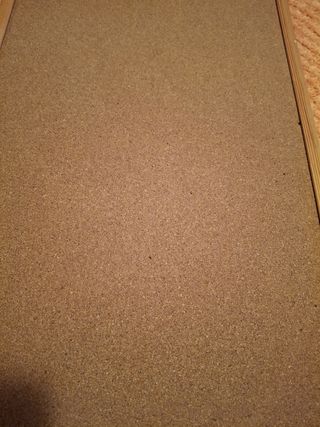 Tablero de corcho con marco de madera. Nuevo.