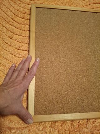 Tablero de corcho con marco de madera. Nuevo.