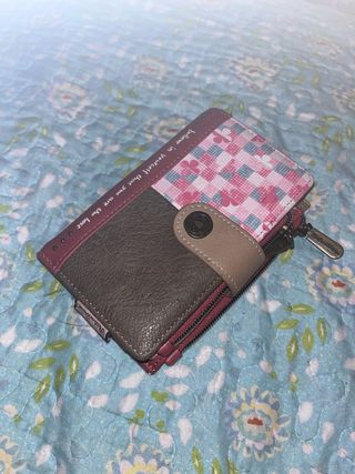 Cartera de mujer con flores y texto