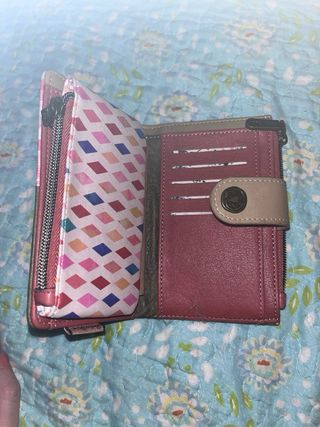 Cartera de mujer con flores y texto