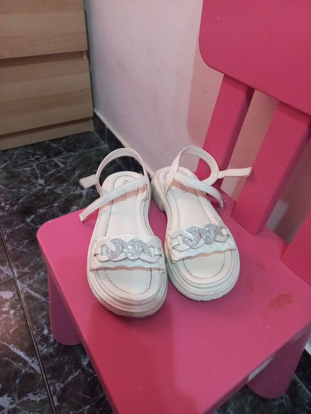 Sandalias blancas de verano con adornos