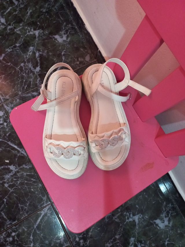 Sandalias blancas de verano con adornos