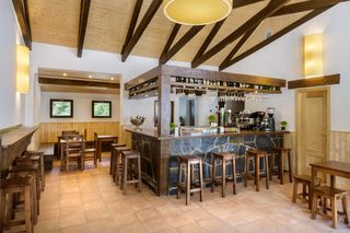 Sillas en madera. Taburetes, barricas y bancos bar