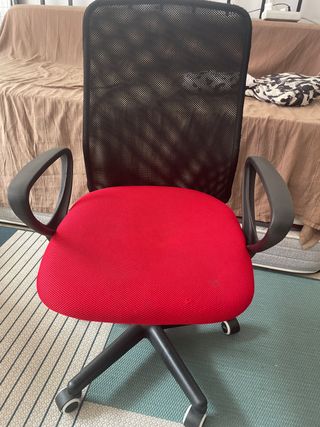 Silla de oficina roja y negra