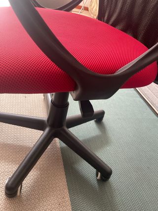 Silla de oficina roja y negra