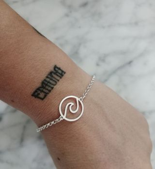 Pulsera con diseño de ola