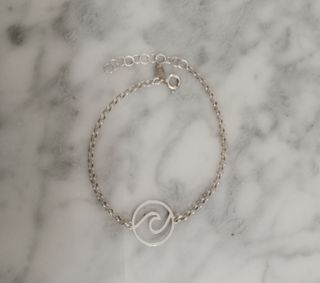 Pulsera con diseño de ola