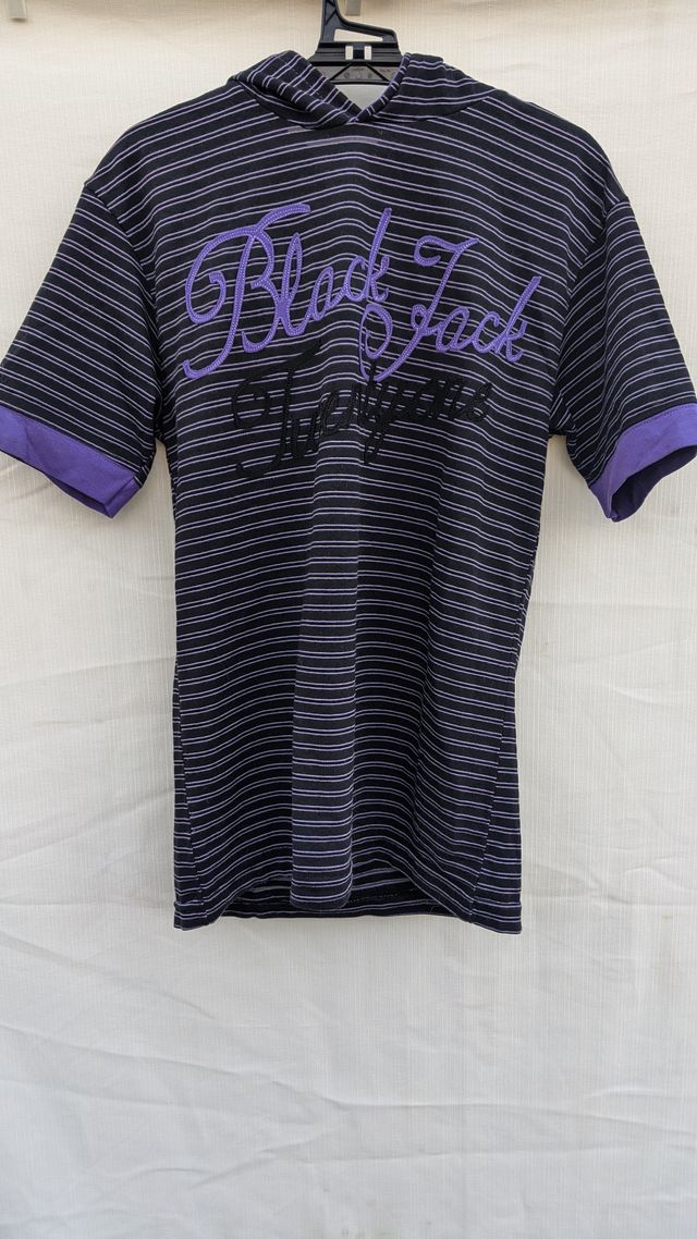 T-shirt a righe nere e viola con cappuccio