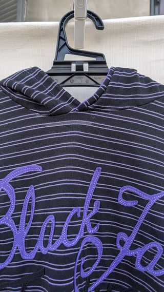 T-shirt a righe nere e viola con cappuccio