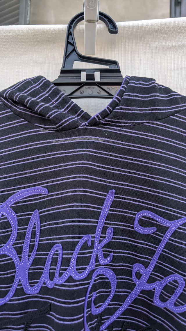 T-shirt a righe nere e viola con cappuccio