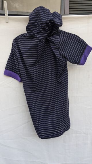 T-shirt a righe nere e viola con cappuccio