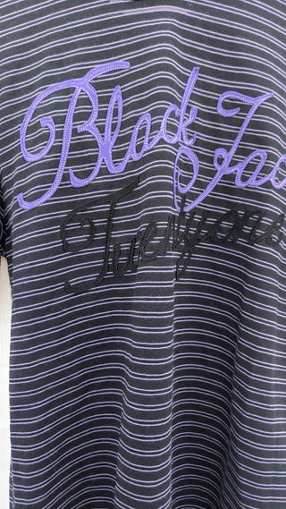 T-shirt a righe nere e viola con cappuccio