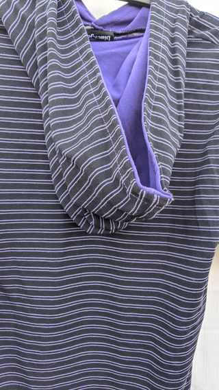 T-shirt a righe nere e viola con cappuccio