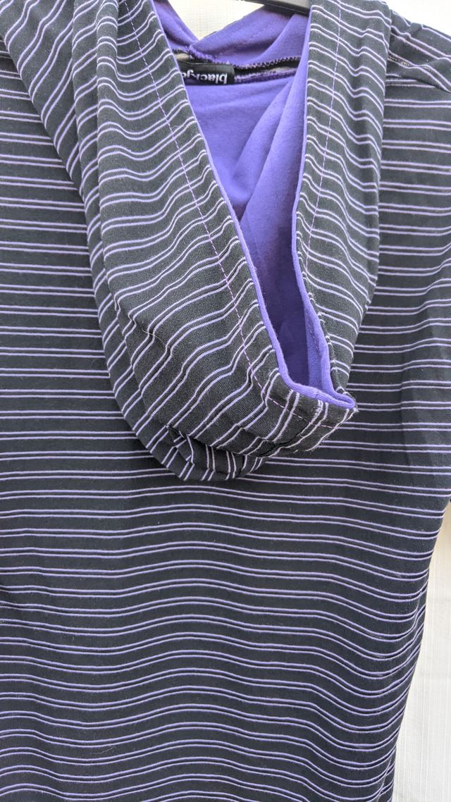 T-shirt a righe nere e viola con cappuccio