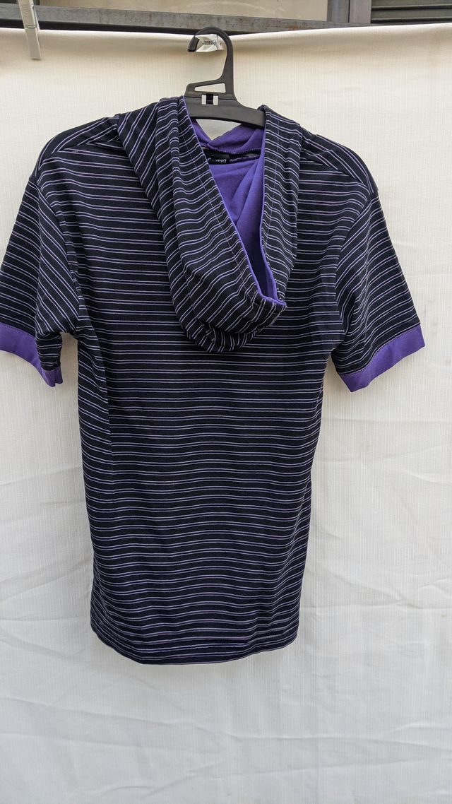 T-shirt a righe nere e viola con cappuccio
