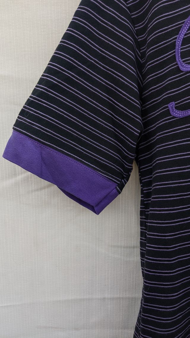 T-shirt a righe nere e viola con cappuccio