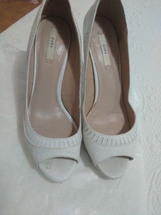Zapatos de tacón Zara blancos