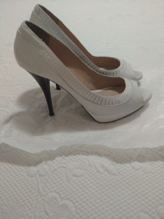 Zapatos de tacón Zara blancos