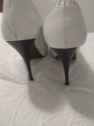 Zapatos de tacón Zara blancos