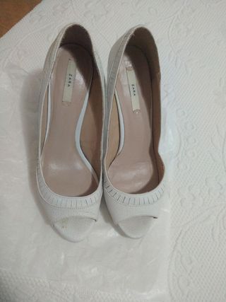 Zapatos de tacón Zara blancos