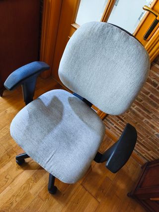 Silla de oficina gris