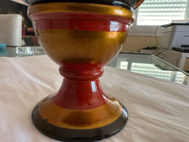 Vaso de madera pintado a mano