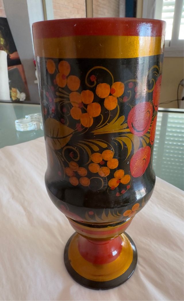 Vaso de madera pintado a mano