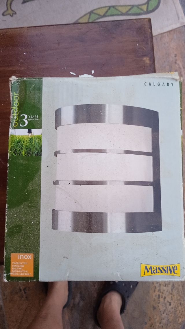 Lámpara de pared moderna plateada y blanca