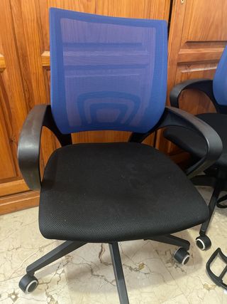 Silla de oficina azul y negra