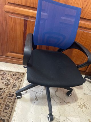 Silla de oficina negra y azul