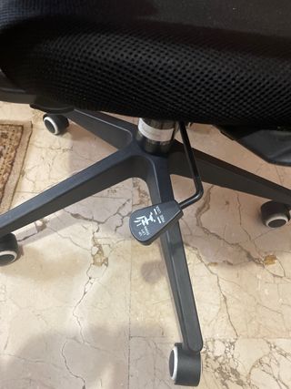 Silla de oficina negra y azul