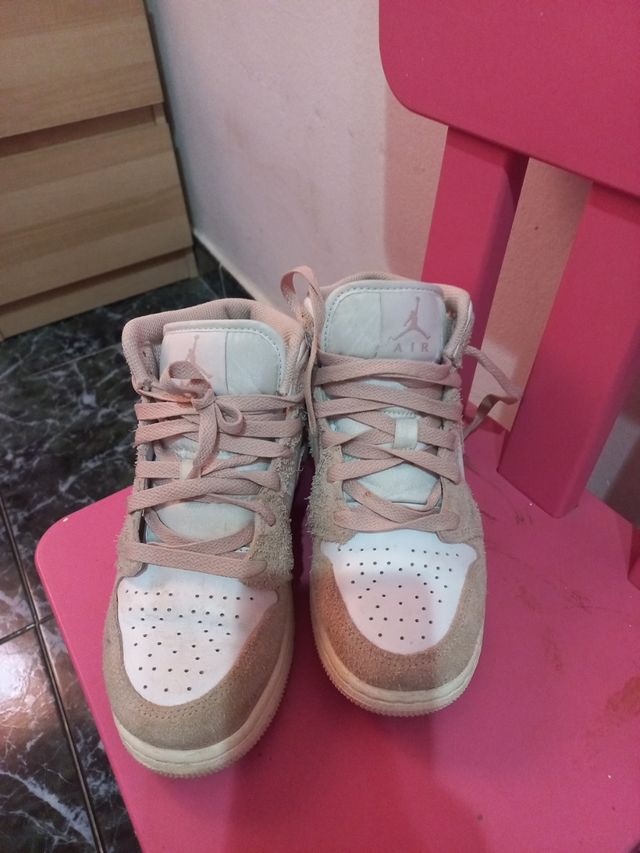 Nike Air Jordan Zapatillas Beige y Blancas