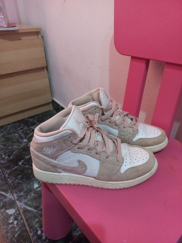 Nike Air Jordan Zapatillas Beige y Blancas