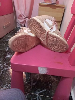Nike Air Jordan Zapatillas Beige y Blancas