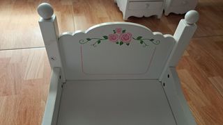 Cuna de juguete blanca con rosas