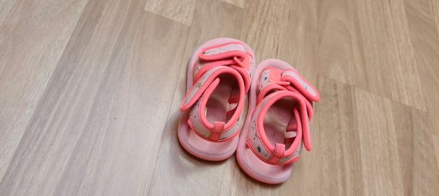 Sandalias Piscina Niña Fucsia. Talla 23