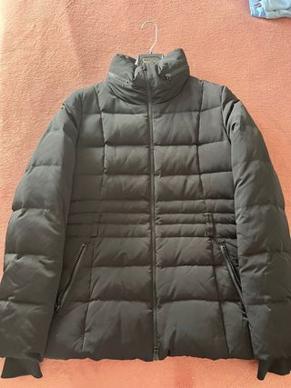 Abrigo de plumas negro de Mango