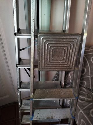 Escalera plegable de aluminio