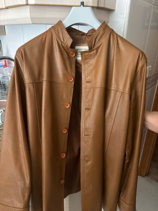 Dos chaquetas de cuero para hombre y mujer