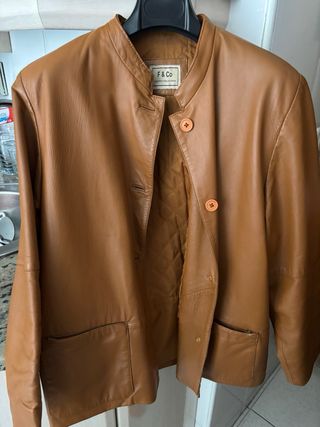 Dos chaquetas de cuero para hombre y mujer